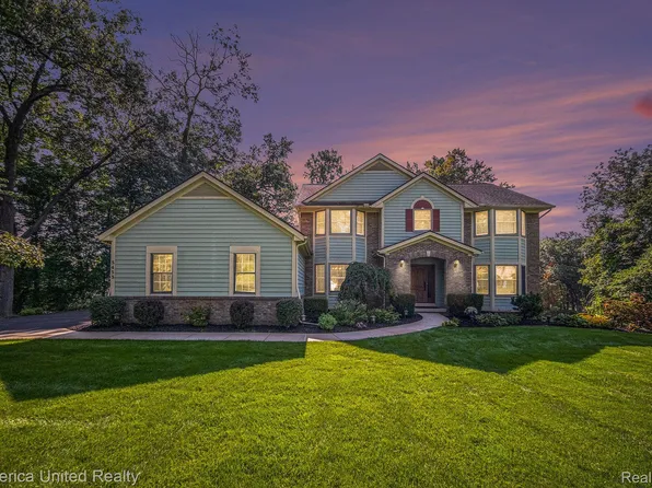 5453 Parkside Dr, Brighton, MI 48114
