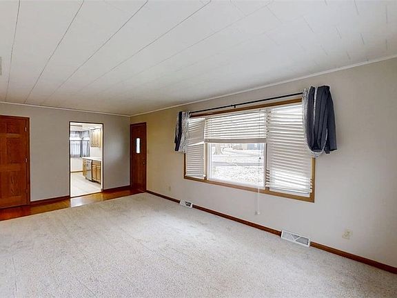 5th image of 605 Douglas St