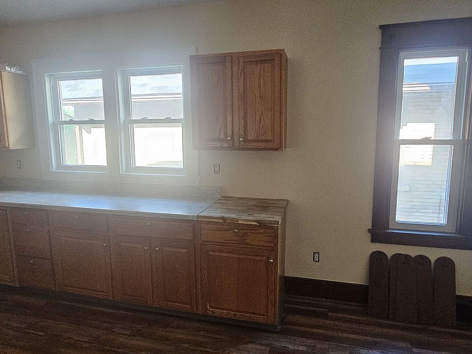 standing in hall to bedrooms n bath
