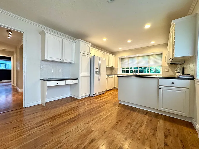 1032 Cornwall Dr — Photo 7