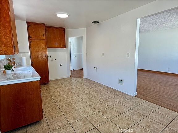 5th image of 1018 W 3rd St APT 2