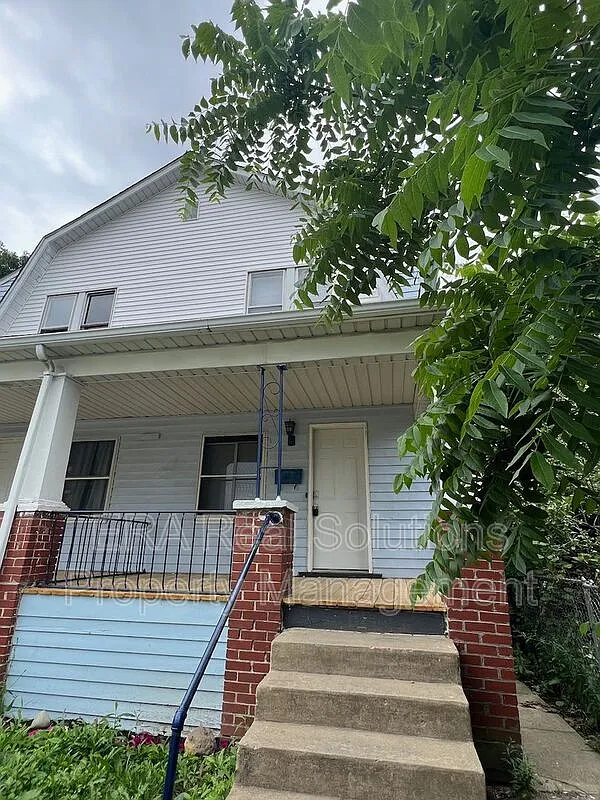 3 bed, 1.0 bath, 1232 sqft, $1,400 — Photo 2