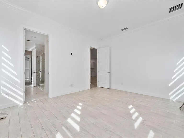 8664 Dubochet St — Photo 17