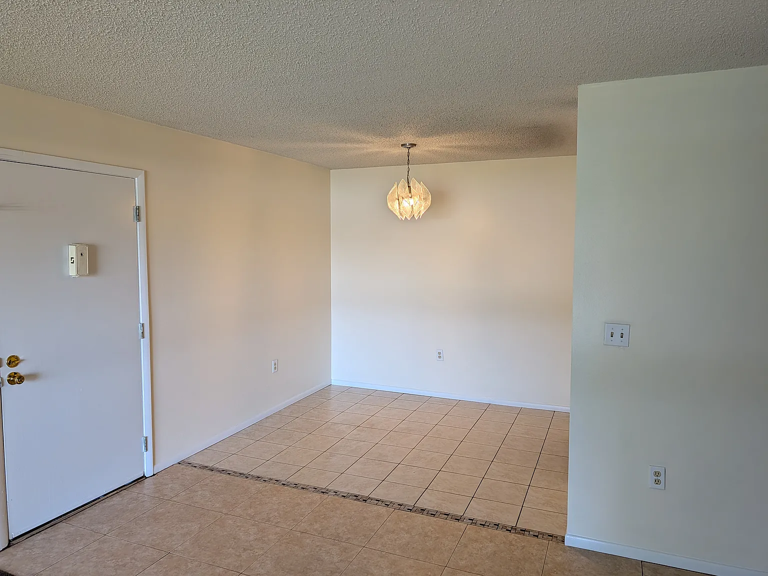 2 bed, 876 sqft, $1,675 — Photo 3