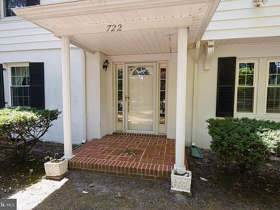 3rd image of 722 S Park Dr