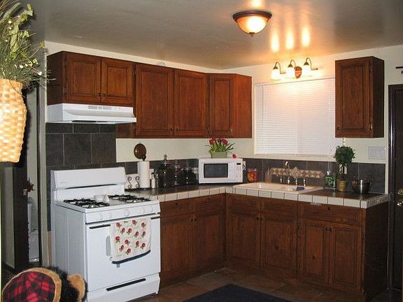 3rd image of 730 Holmes Ct