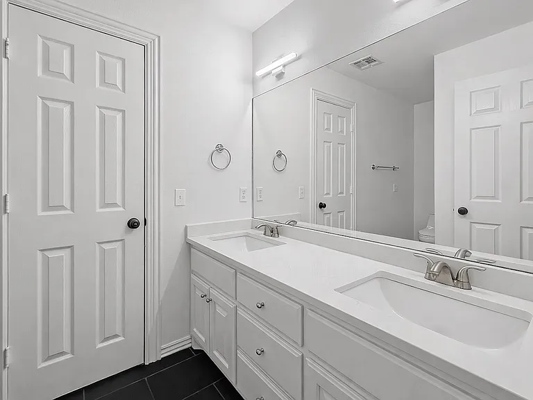 110 SE G Ct — Photo 17