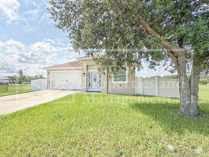 3 bed, 2.0 bath, 1595 sqft, $2,075 — Photo 2