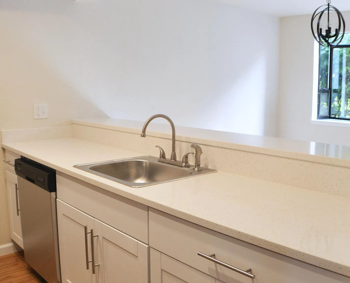 2 bed, 950 sqft, $2,050 — Photo 4