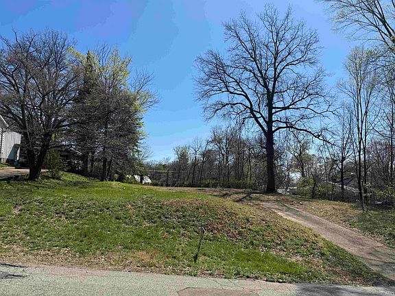 3rd image of 1701 Russell Ave