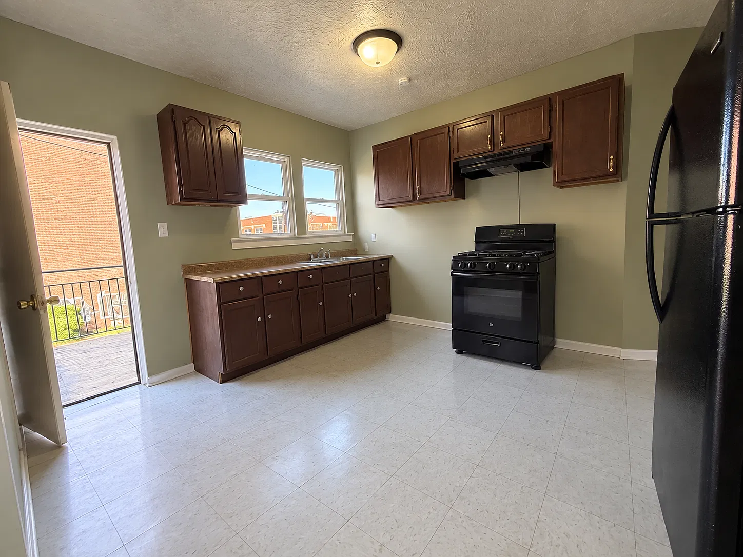 3 bed, $1,100 — Photo 3