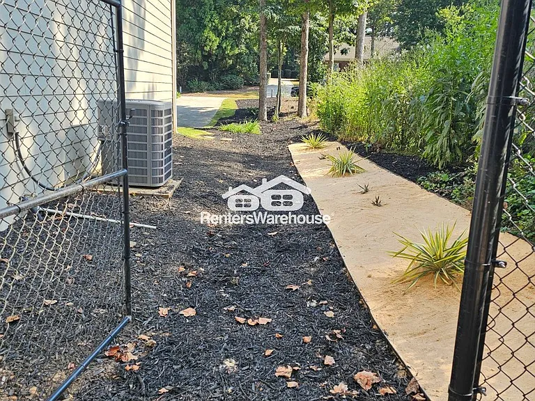 2530 Wellsley Ln — Photo 24