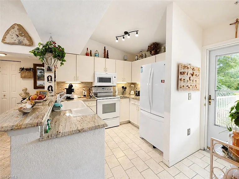 8294 Key Royal Cir #1631 — Photo 6