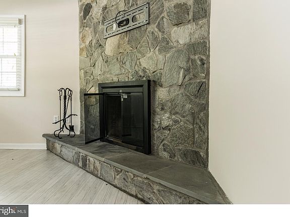 4th image of 715 Brook Dr