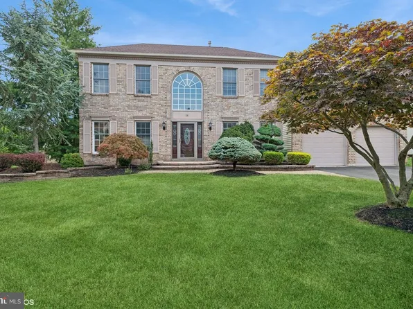 26 Eleanor Dr, Kendall Park, NJ 08824