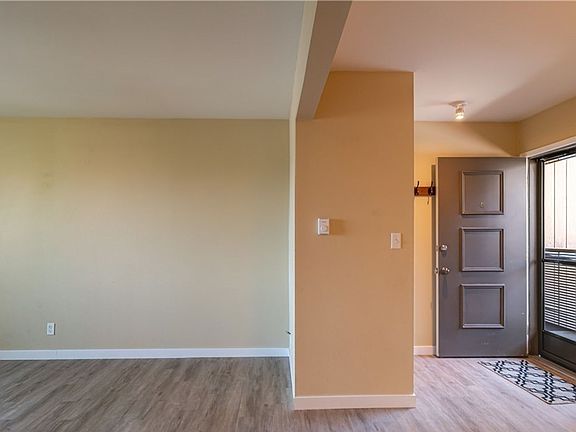 3rd image of 429 King St APT 322