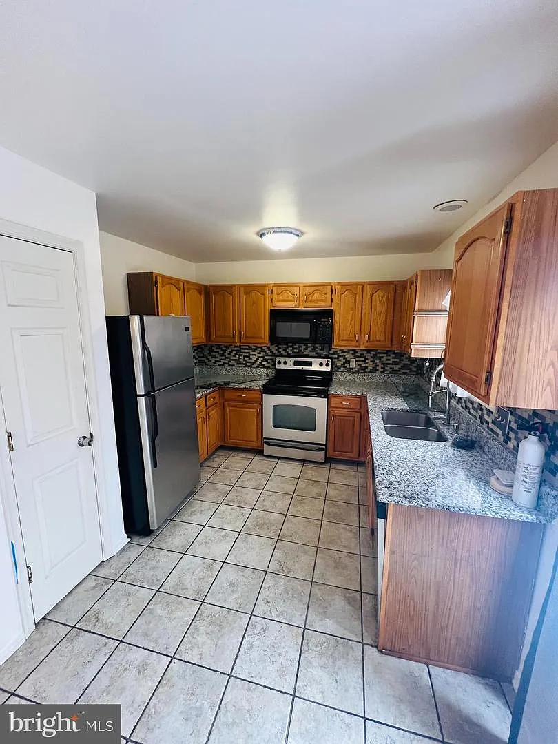 2 bed, 2.5 bath, 1860 sqft, $1,700 — Photo 4