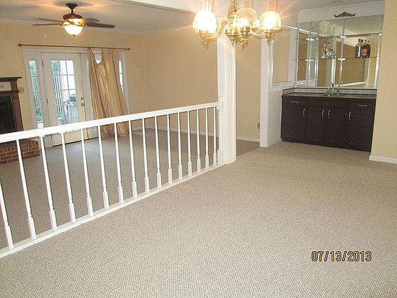 Dining area with wet bar