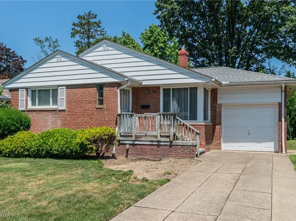 31018 Carlton Dr, Bay Village, OH 44140