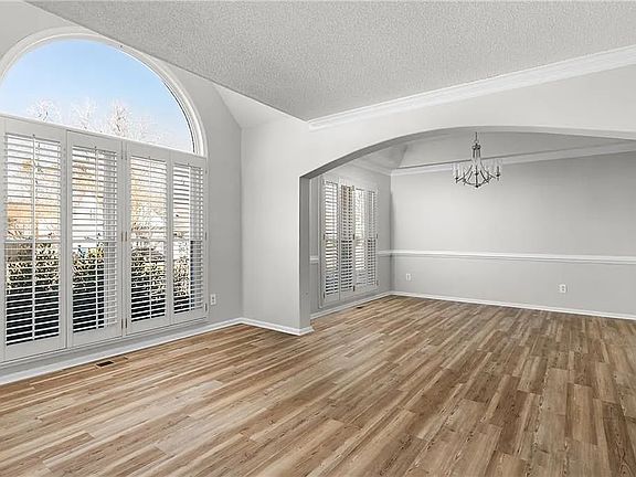 5th image of 3705 Creekwood Dr