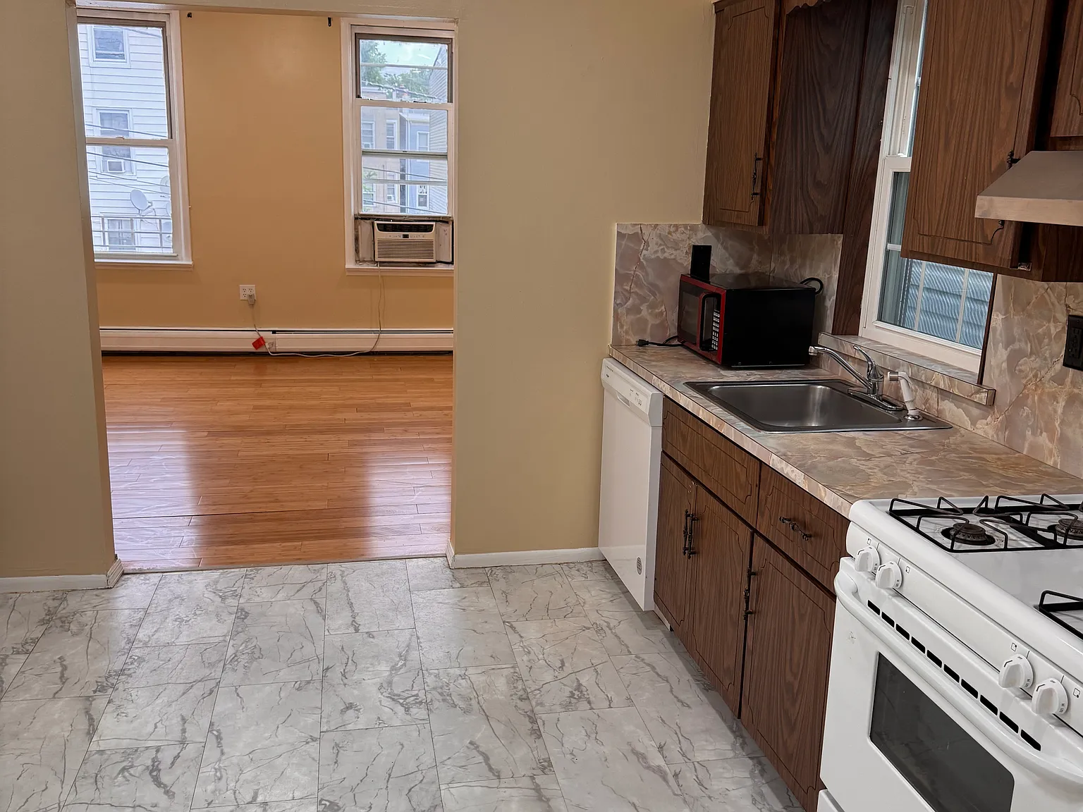 2 bed, 1000 sqft, $2,300 — Photo 3