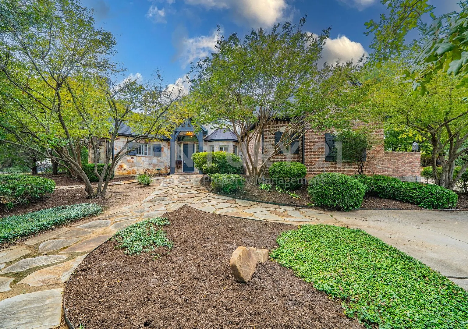 Stunning 5/4.5/3 Home with Pool in Flower Mound for Rent! — Photo 1