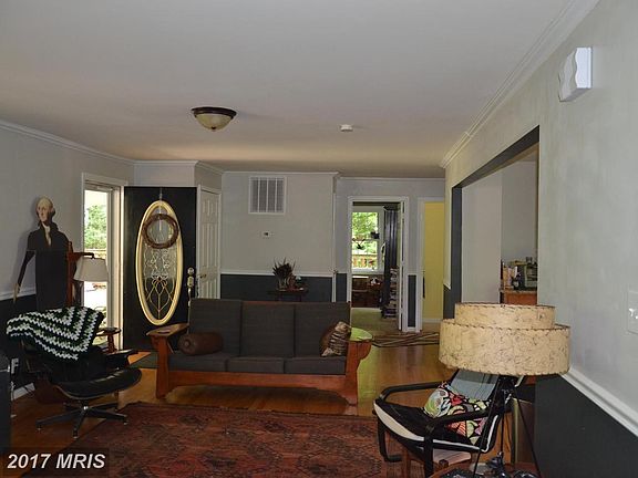 LARGE LIVING ROOM WITH HARDWOODS