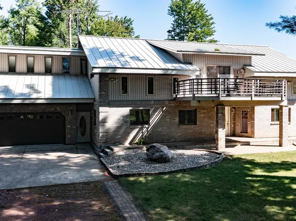 N2300 Birchwood Dr, Waupaca, WI 54981