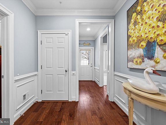 4th image of 163 Hyannis Pl
