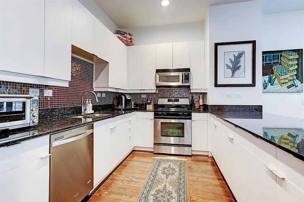 3 bed, 3.5 bath, 2338 sqft, $3,200 — Photo 2