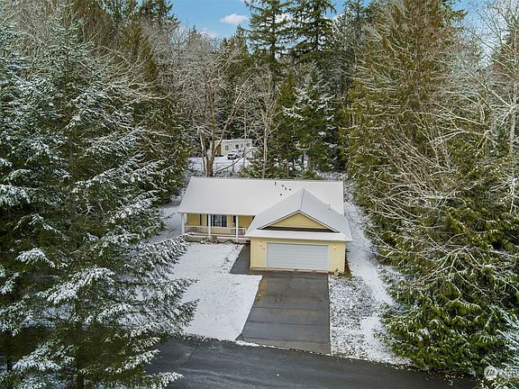 Lovely rambler on a private cul-de-sac. Generous corner lot. >