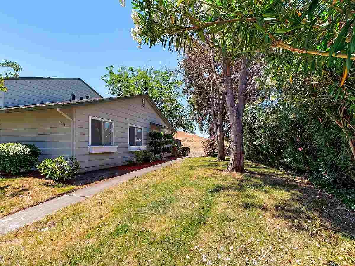 1548 Spring Valley Cmn photo 1