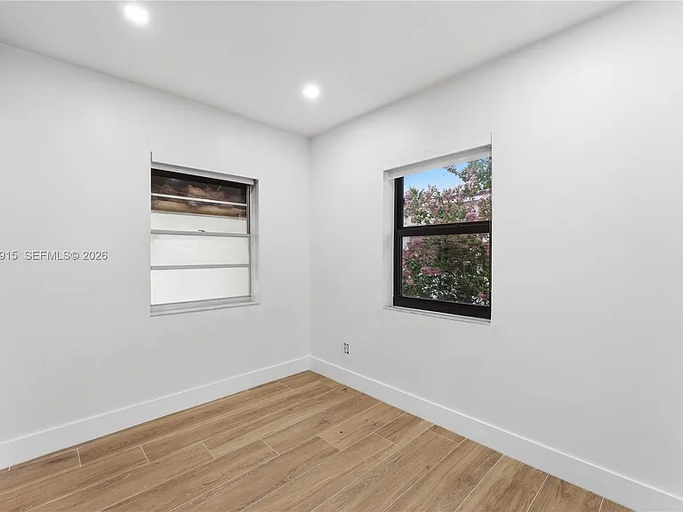 121 SW 71st Ave — Photo 23