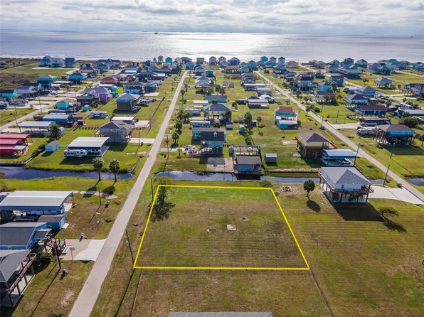 955 S Selwyn Rd, Crystal Beach, TX 77650