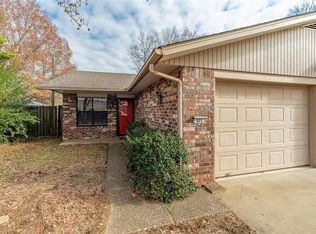 372 S Crossover Rd, Fayetteville, AR 72701