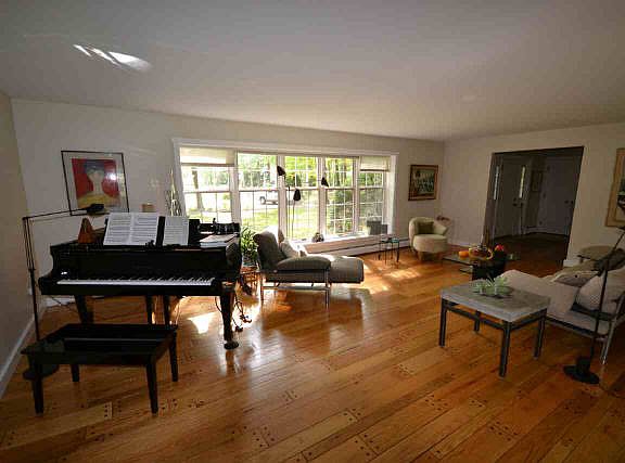 3rd image of 15 Greenwood Ln
