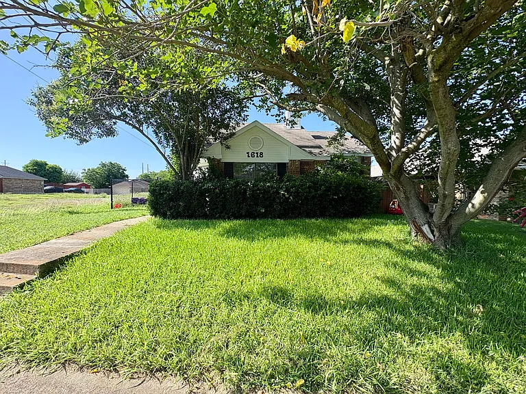 1618 Windmill Ln — Photo 1