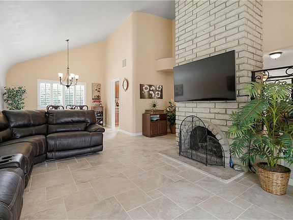 5th image of 10112 Banyan St