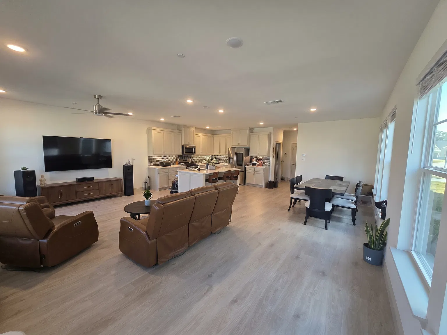 3 bed, 2262 sqft, $3,175 — Photo 2