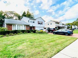 41 Meadow Farm Rd, Manhasset Hills, NY 11040