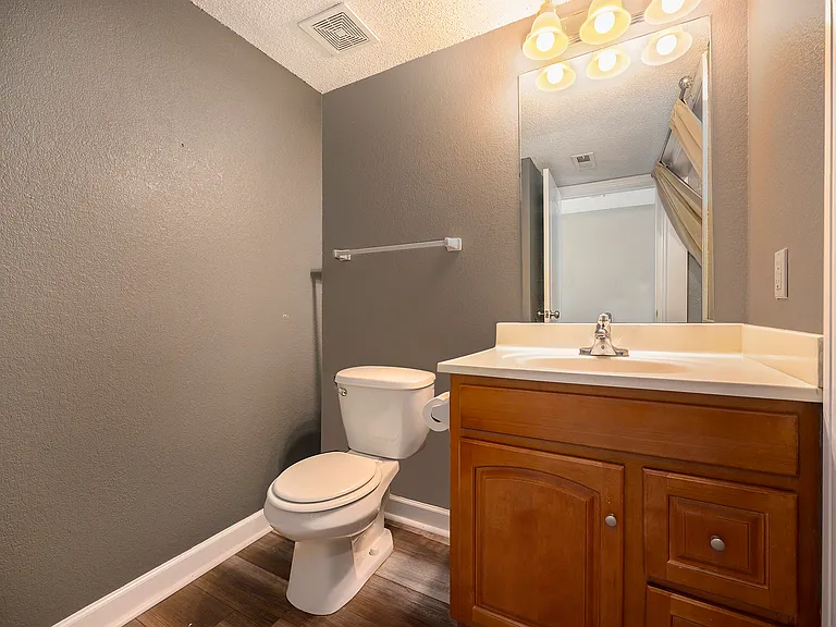 801 SW Peach Tree Ln — Photo 12