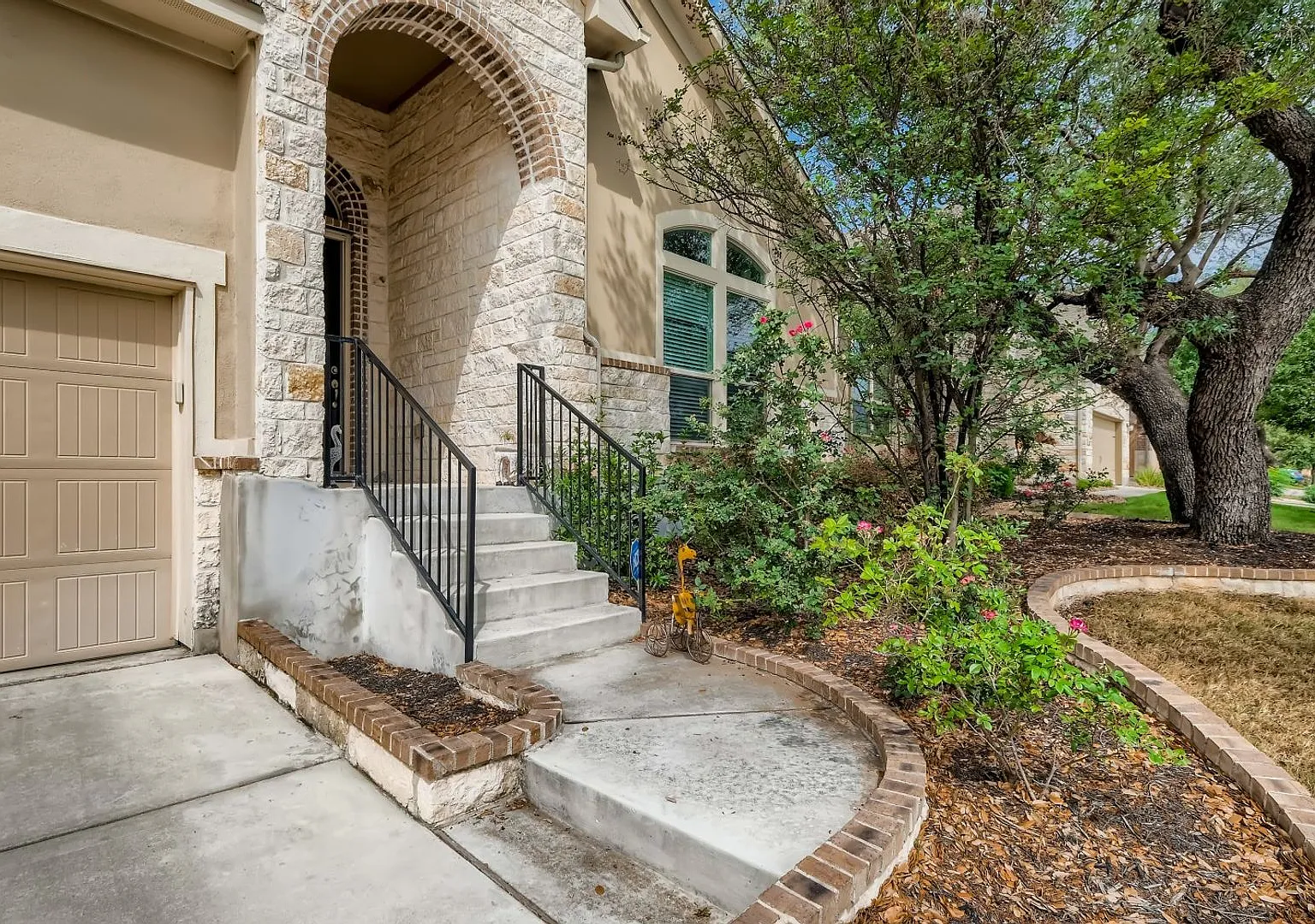 Stunning 4BR/3Bath 1-story luxury home in Alamo Ranch — Photo 3