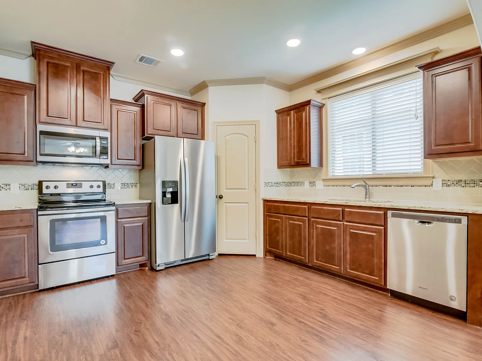 5 bed, 2036 sqft, $5,000 — Photo 4