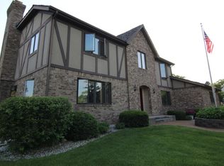 16405 Twin Oaks Ct, Brookfield, WI 53005
