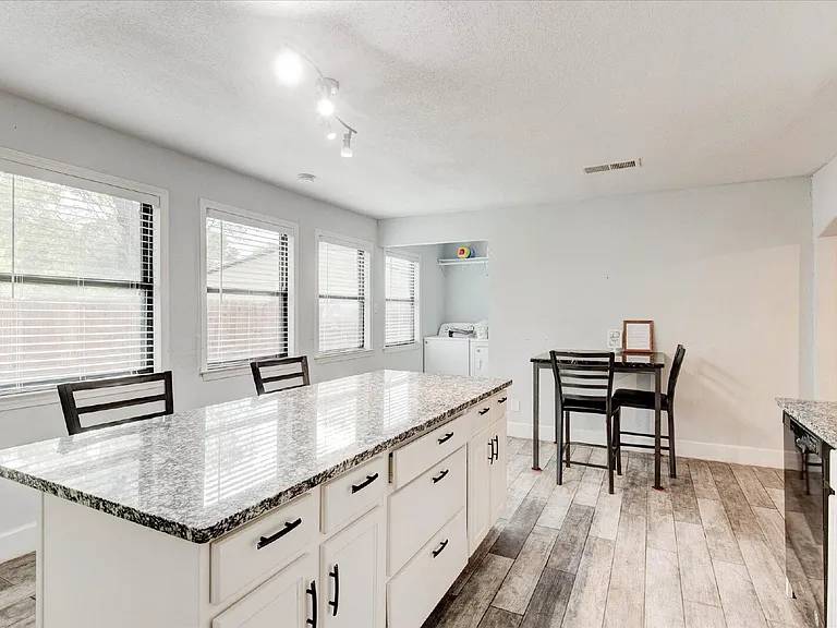 2801 W Biddison St — Photo 16