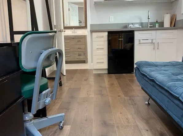 (undisclosed Address), North Hollywood, CA 91606