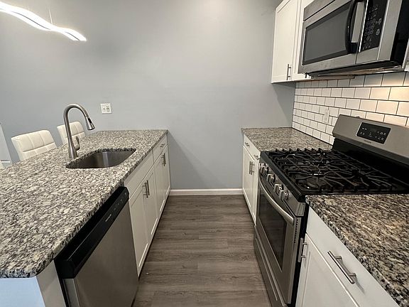 2nd image of 302 Oak St APT 1