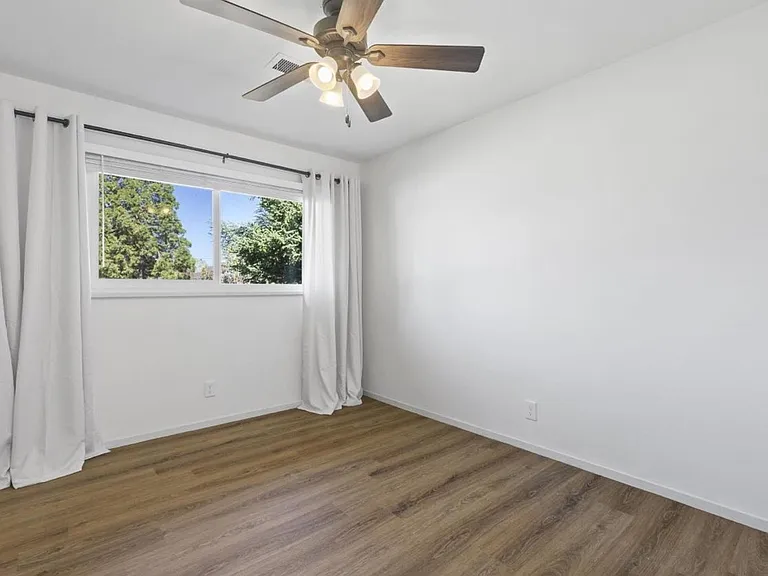 704 Elm St — Photo 11