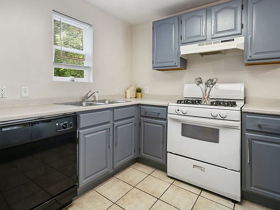 5th image of 213-215 Columbia St APT 2