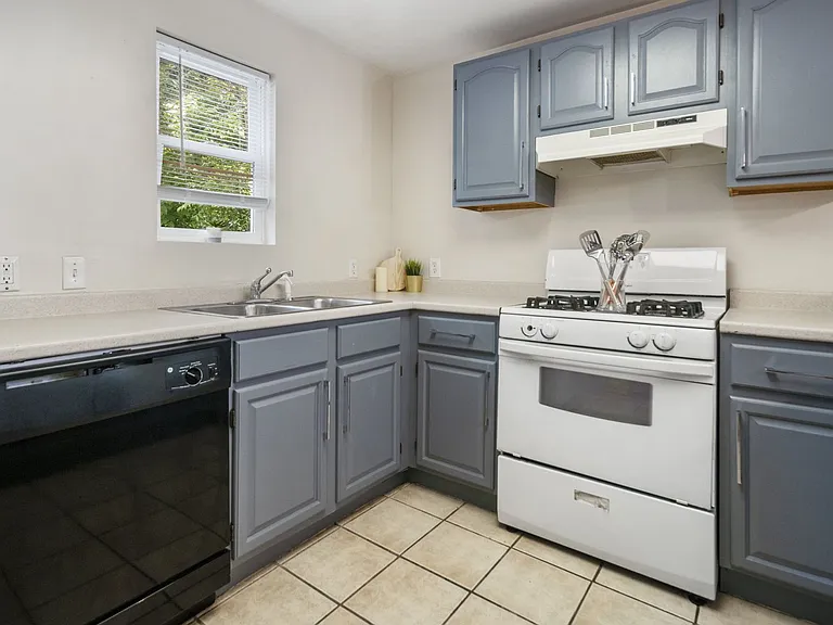 213-215 Columbia St — Photo 18